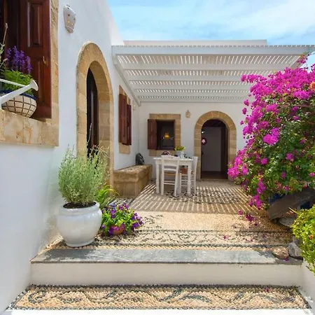 Acropolis House لينثوس
